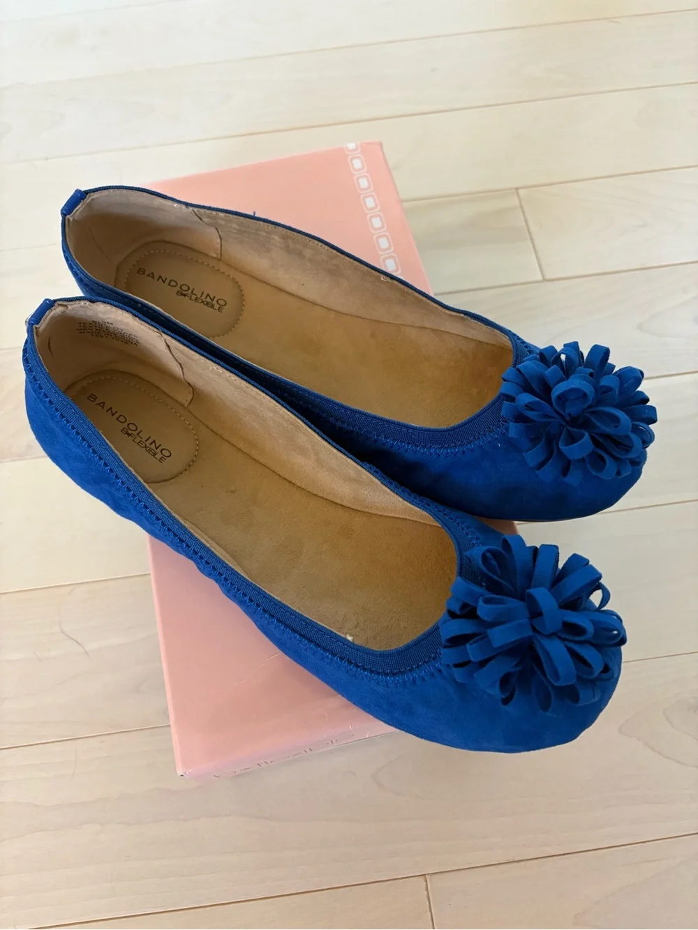 Bandolino Royal Blue Faux Suede Floral Pom Ballet Flats in size 9, brand new